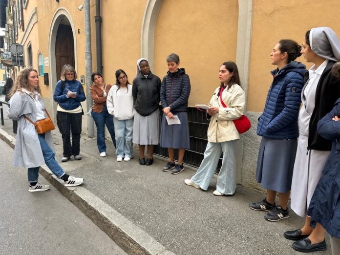 Partecipanti al percorso “Da allora… è oratorio!” durante le Settimane della Cultura a Bergamo.