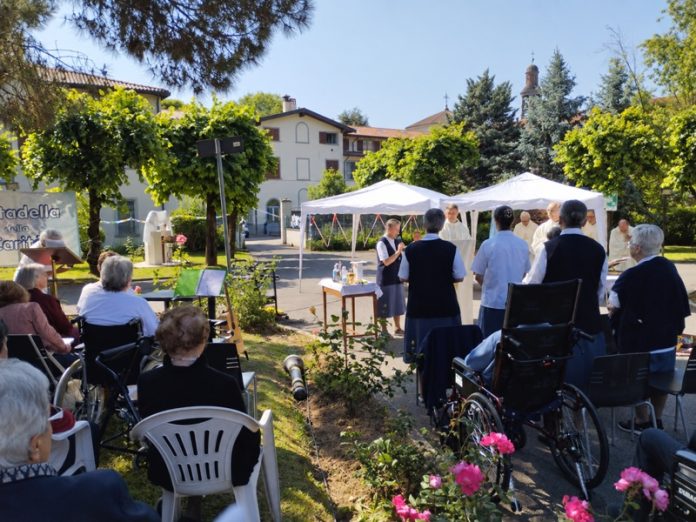 Celebrazione all’aperto nel parco di Torre Boldone, con sacerdoti, suore e ospiti riuniti attorno all’altare.