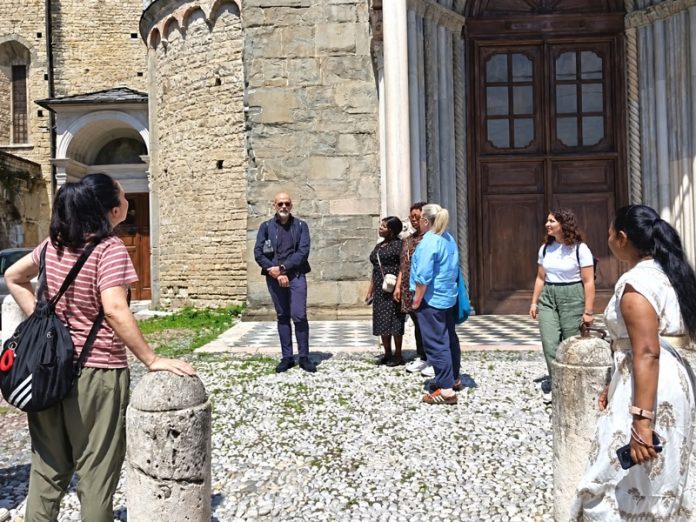 Il gruppo di Santa Chiara di Vicenza durante la visita guidata a Bergamo Alta, davanti a una chiesa.